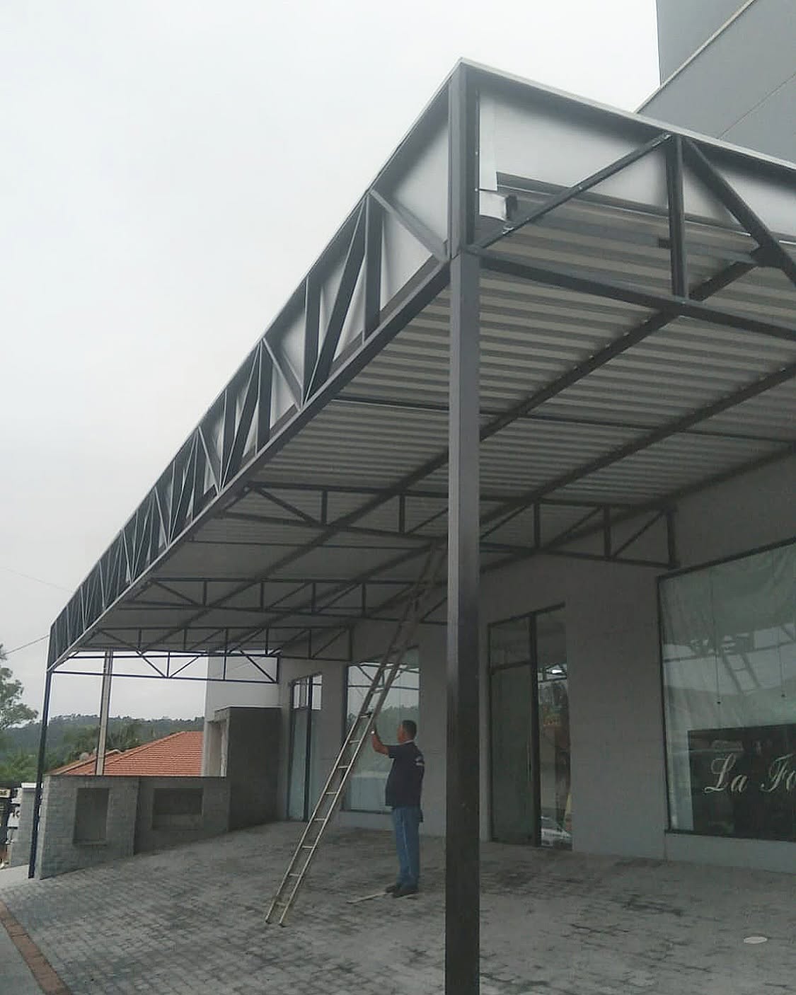 Unidade fabril com estrutura metálica