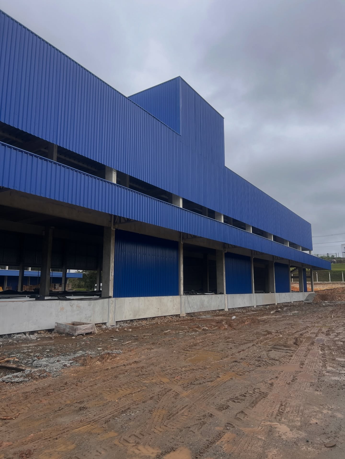 Galpão industrial com fachada metálica azul